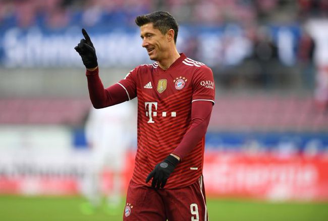 双方出场阵容：曼城（3-2-4-1）：31-埃德森/2-沃克、3-迪亚斯、6-阿克/16-罗德里、25-阿坎吉/47-福登、19-阿尔瓦雷斯、20-贝尔纳多-席尔瓦、11-多库/9-哈兰德利物浦（4-3-3）：1-阿利森/66-阿诺德、32-马蒂普、4-范戴克、21-齐米卡斯/8-索博斯洛伊（73’18-加克波）、10-麦卡利斯特（84’3-远藤航）、17-琼斯（54’38-格拉文贝尔奇）/11-萨拉赫、9-努涅斯（84’19-埃利奥特）、20-若塔（54’7-迪亚斯）